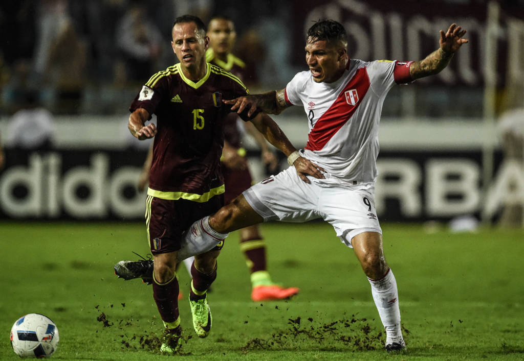 O palmierense Guerra e o flamenguista Guerrero se enfrentaram nesta quinta, na Venezuela (Foto: AFP PHOTO / JUAN BARRETO)