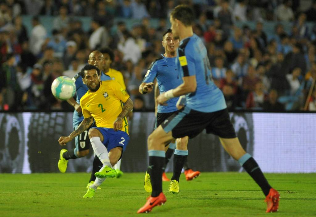 Suspenso, Daniel Alves abrirá espaço para o corintiano Fagner em Itaquera (foto: Dante Fernandez/AFP)