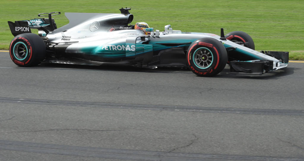 Hamilton sobrou nos treinos desta sexta-feira e foi o piloto mais veloz do dia (Foto: AFP)