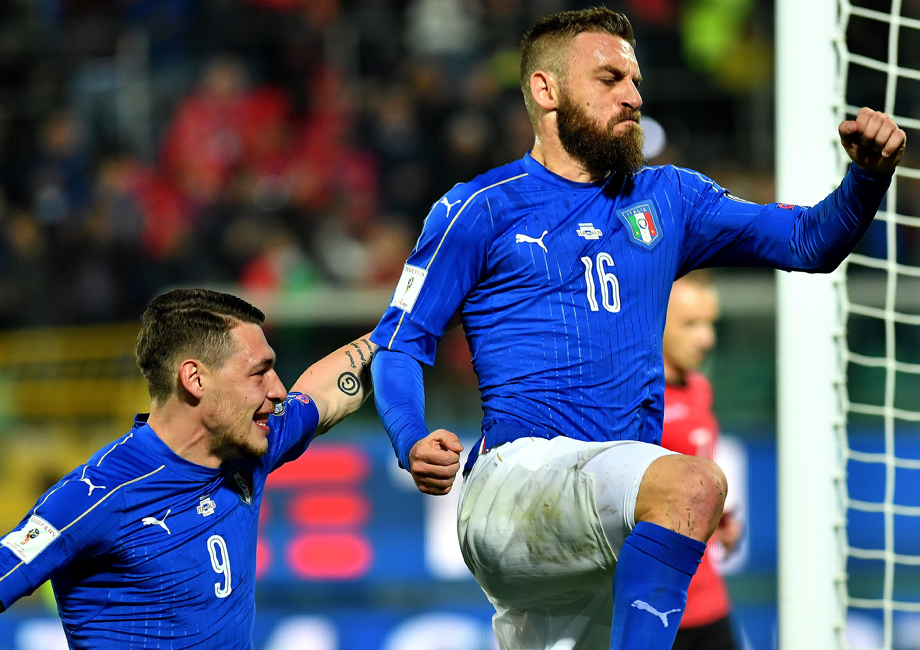 De Rossi comemorando o primeiro gol da partida (Foto: ALBERTO PIZZOLI/AFP)