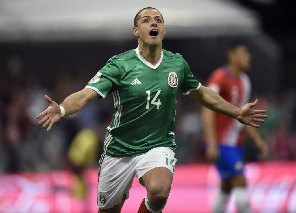 Javier Chicharito Hernandez abriu o placar para o México no estádio Azteca (Foto: AFP PHOTO / ALFREDO ESTRELLA)