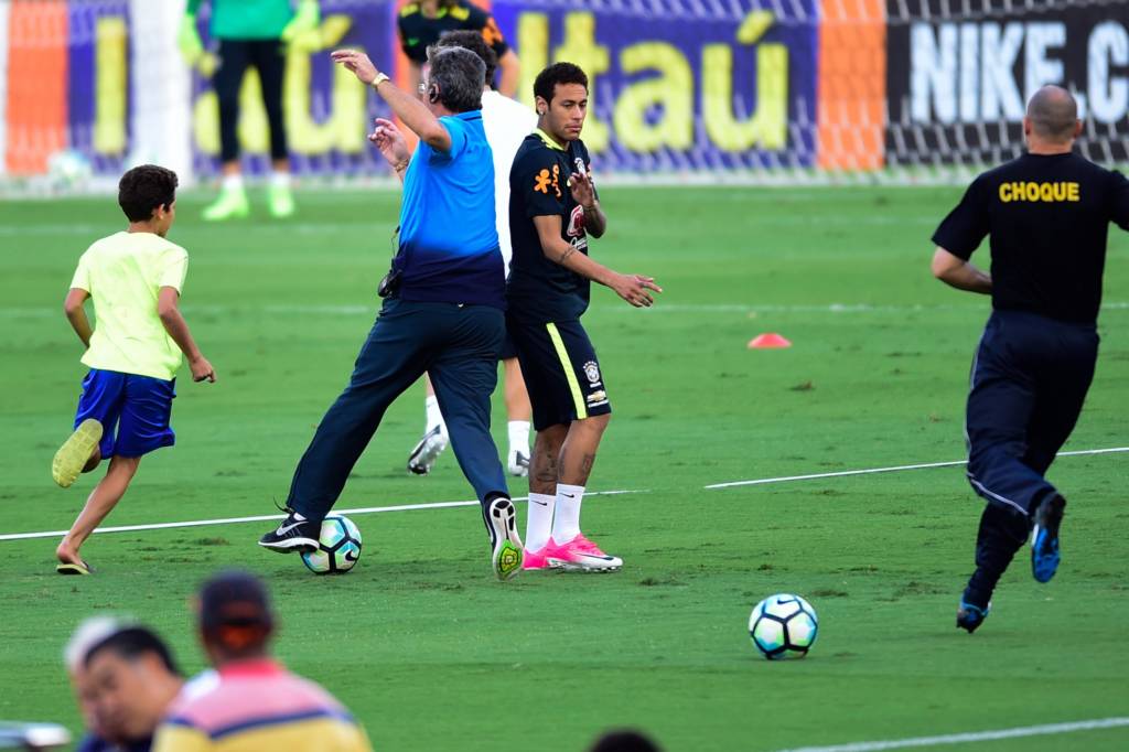 Após garoto driblar a segurança, outros torcedores invadiram o gramado, já no fim do treino (foto: Djalma Vassão/Gazeta Press)