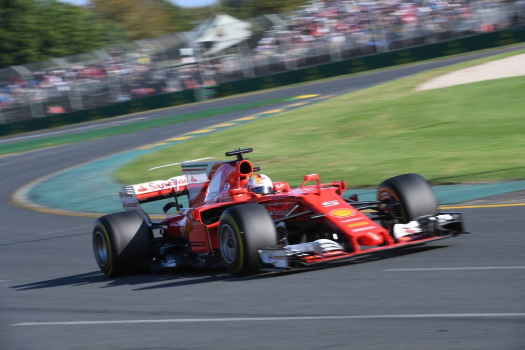 Vettel superou os pilotos da Mercedes e conquistou a vitória no GP da Austrália (Foto: AFP)