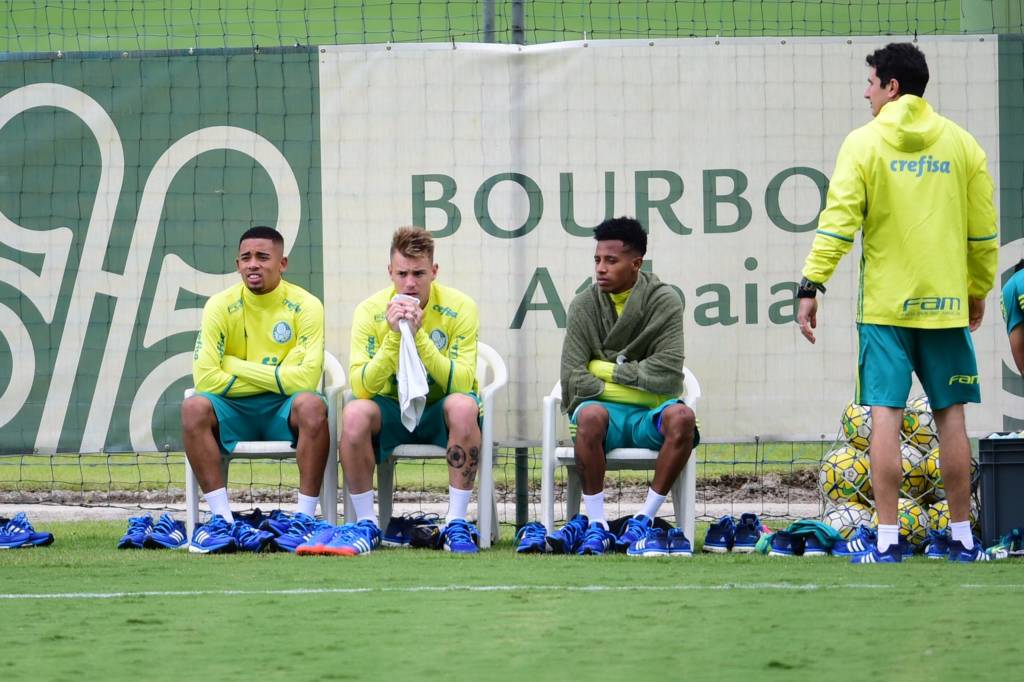 Gabriel Jesus (esq) ao lado de Róger Guedes, durante treino do Palmeiras em 2016 (Foto: Djalma Vassao/Gazeta Press)