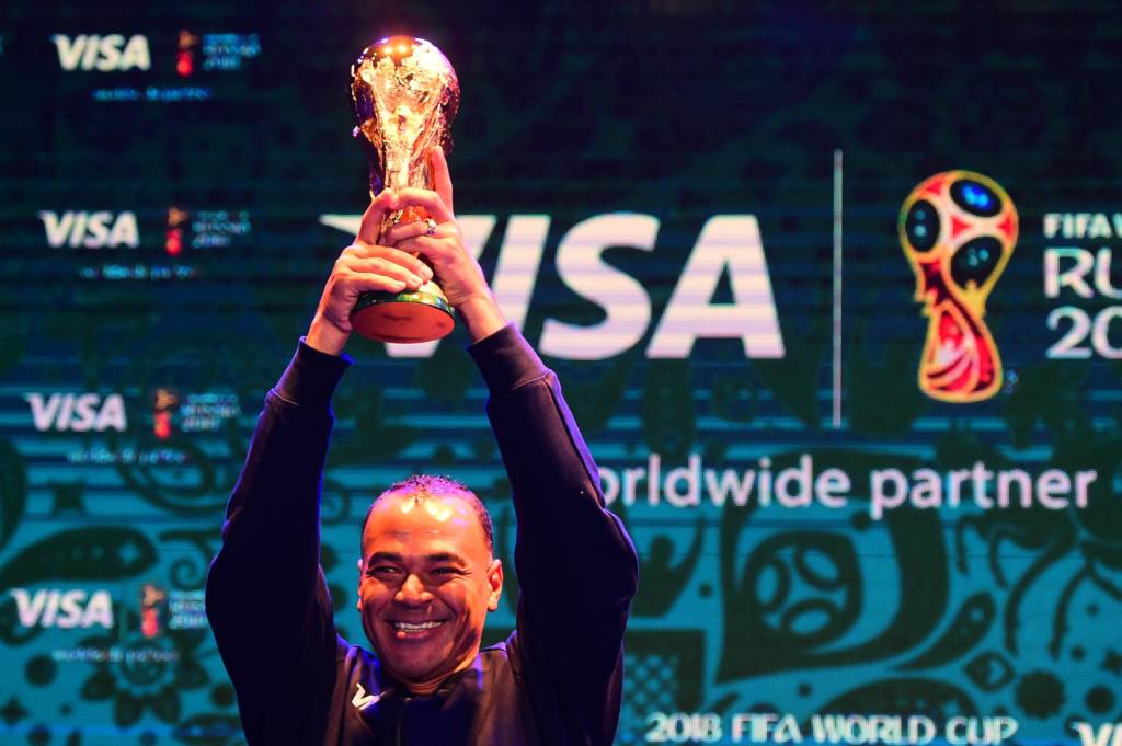 Cafu repetiu o famoso gesto feito após a conquista do título da Copa do Mundo de 2002 (Foto: Sergio Barzaghi/Gazeta Press)