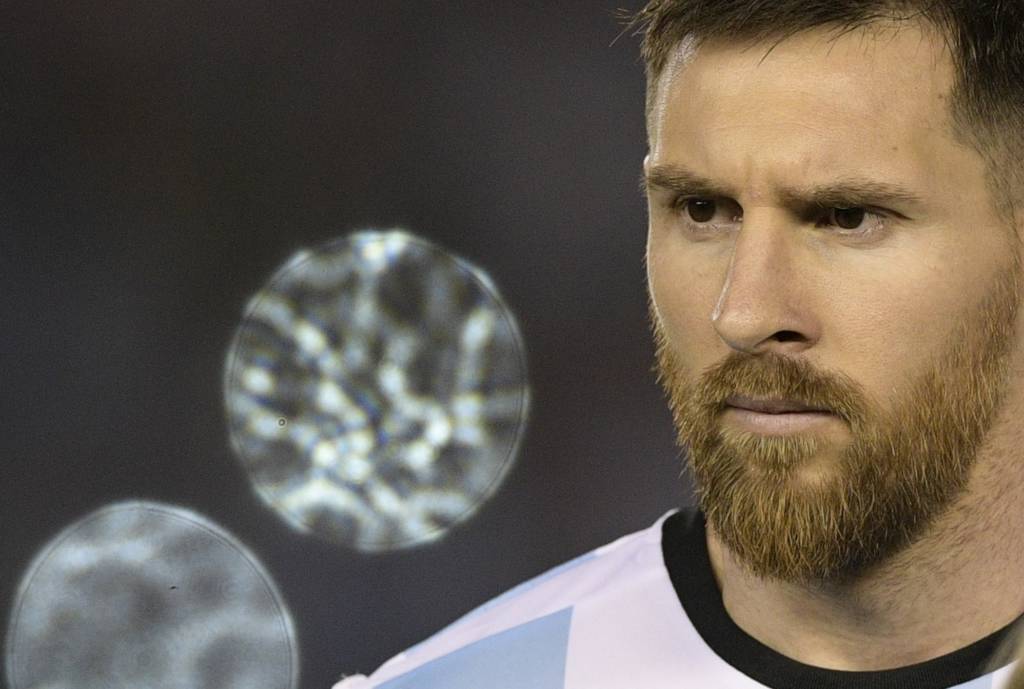 Argentina's forward Lionel Messi gestures during a 2018 FIFA World Cup Russia South American qualifier football match against Chile at the Monumental stadium in Buenos Aires, on March 23, 2017. Argentina won 1-0. / AFP PHOTO / JUAN MABROMATA