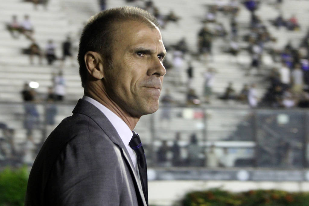 Milton Mendes pode perder um dos destaques da base vascaína (Foto: Paulo Fernandes/Vasco)