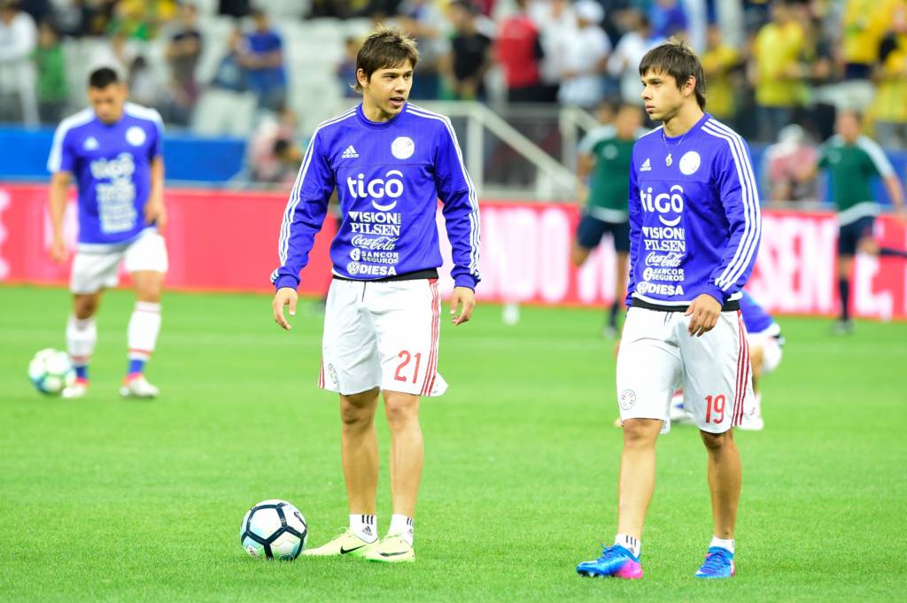 Ángel Romero (D) jogou ao lado de seu irmão gêmeo, Óscar, no segundo tempo da partida contra o Brasil (Foto: Fernando Dantas/Gazeta Press)