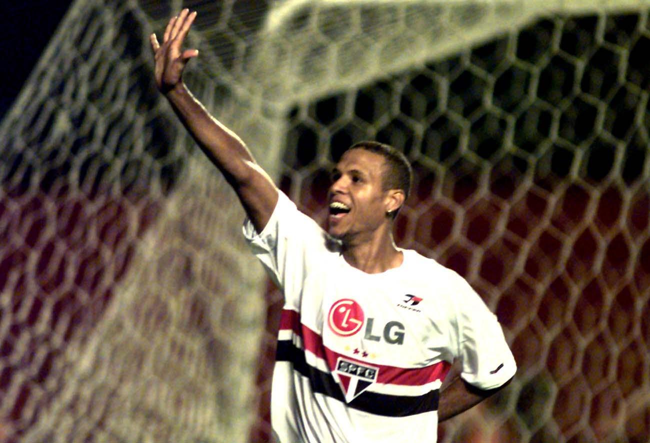 400 gols! Confira fotos da carreira do centroavante Luis Fabiano Gazeta Esportiva 400 gols! Confira fotos da carreira do centroavante Luis Fabiano Gazeta Esportiva