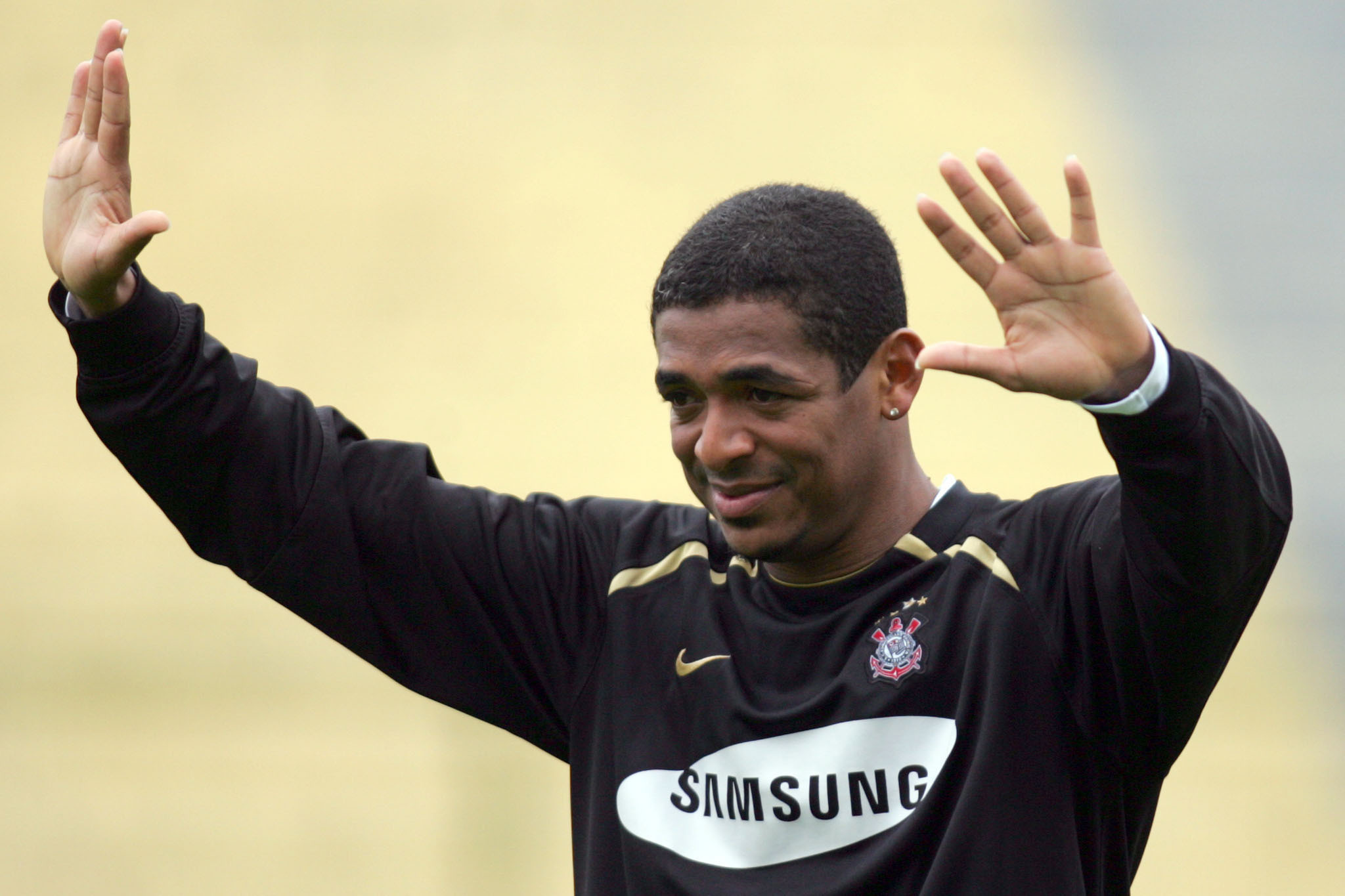 Corinthians Presta Homenagem a Vampeta em Comemoração de Aniversário