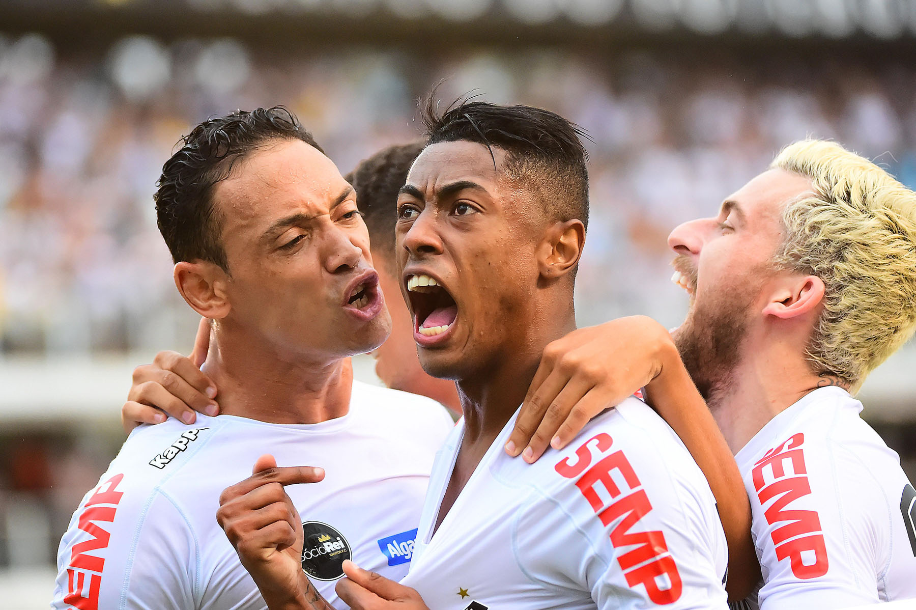 Santos muda postura, vence Atlético-MG e segue vivo na briga pelo título