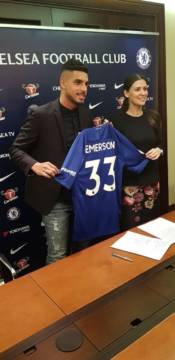 Emerson Palmieri veste a camisa do Chelsea
