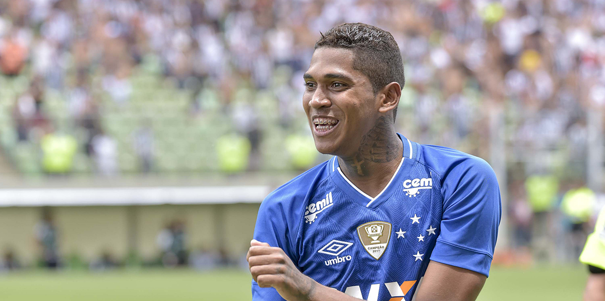 Em clássico movimentado, Cruzeiro bate Atlético no Independência