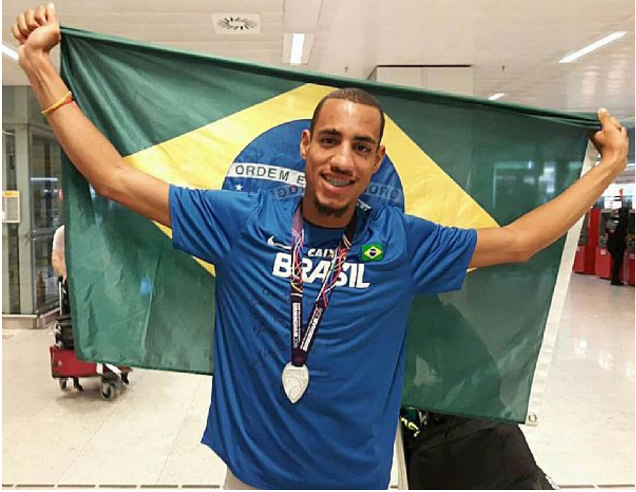 almir-junior-retorna-ao-brasil-e-celebra-medalha-de-prata-no-mundial