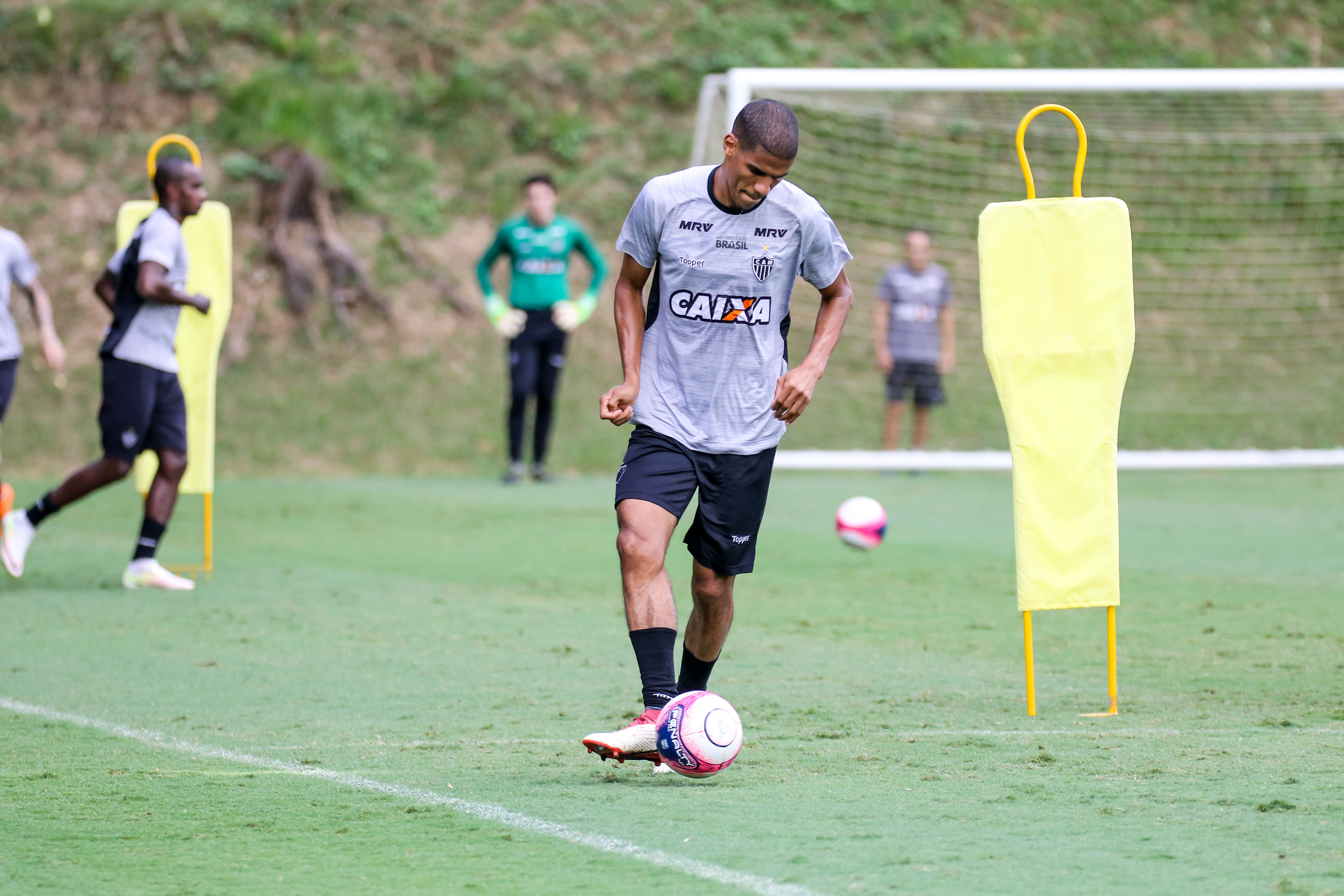 Léo Silva comemora dupla com Réver, mas lamenta lesão de Gustavo Blanco