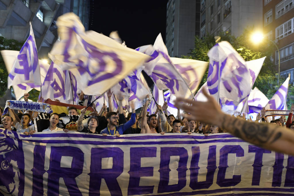 Torcida do Real Madrid comemora título no Santiago Bernabéu - Vídeos ...