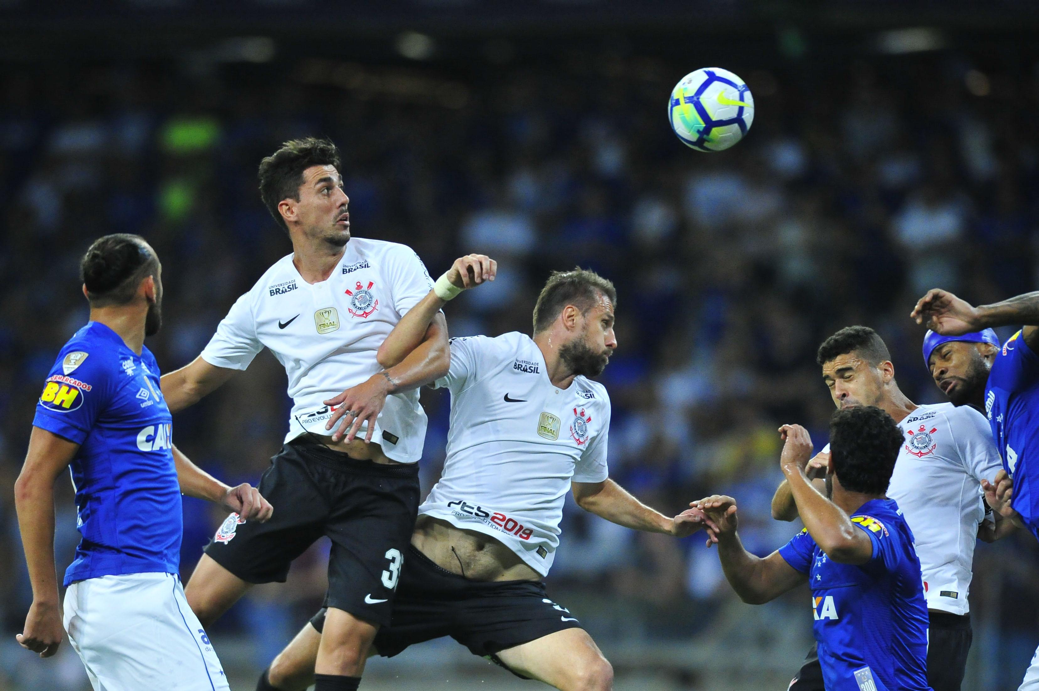 Torcida e jogadores do Corinthians deixam Mineirão crentes na virada