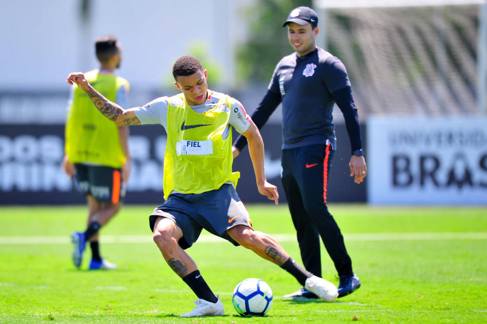 Em respeito a Jair, Carille vira assunto proibido no elenco do Corinthians