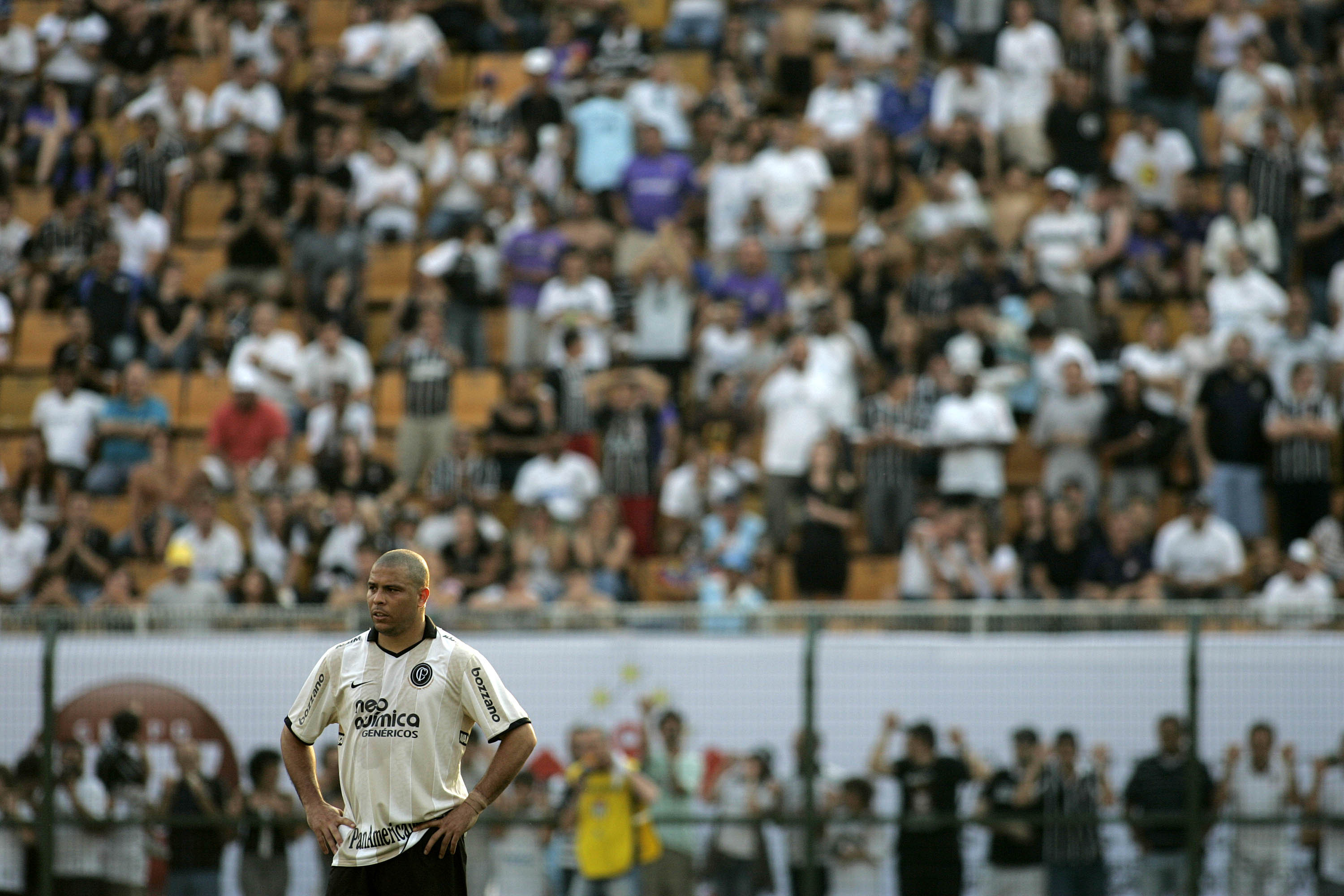 Fenômeno também fora de campo. Esporte - Futebol - Ronaldo, o fenomeno, durante jogo entre Corinthians x Vitória BA, partida valida pela 16° rodada do campeonato brasileiro, no estadio do Pacaembu, em São Paulo, SP 29.08.2010Foto:Sergio Barzaghi/Gazeta Press