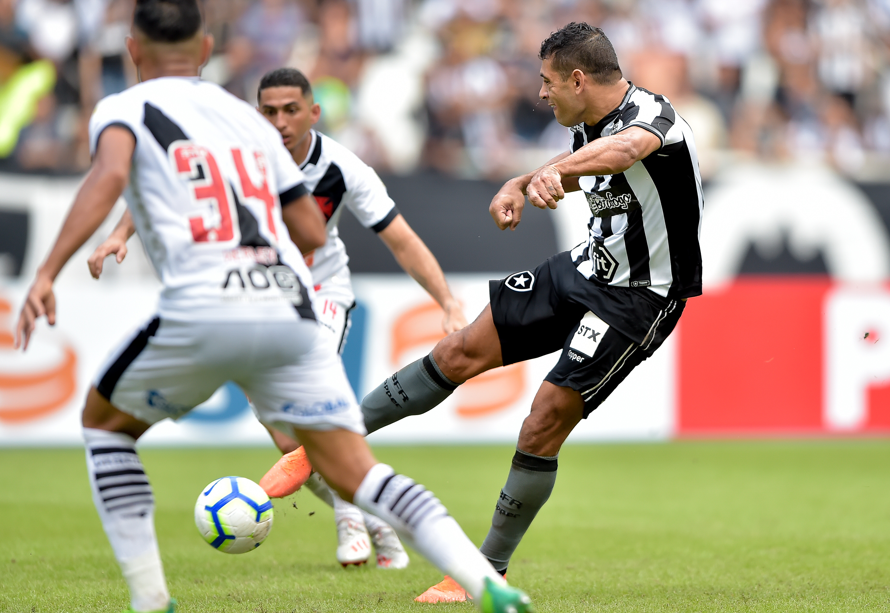 Confira imagens da vitória do Botafogo sobre o Vasco pelo Brasileirão ...