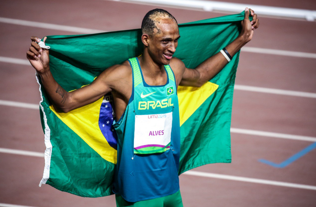 Alison dos Santos faz melhor marca pessoal nos 400m com barreira e leva o ouro