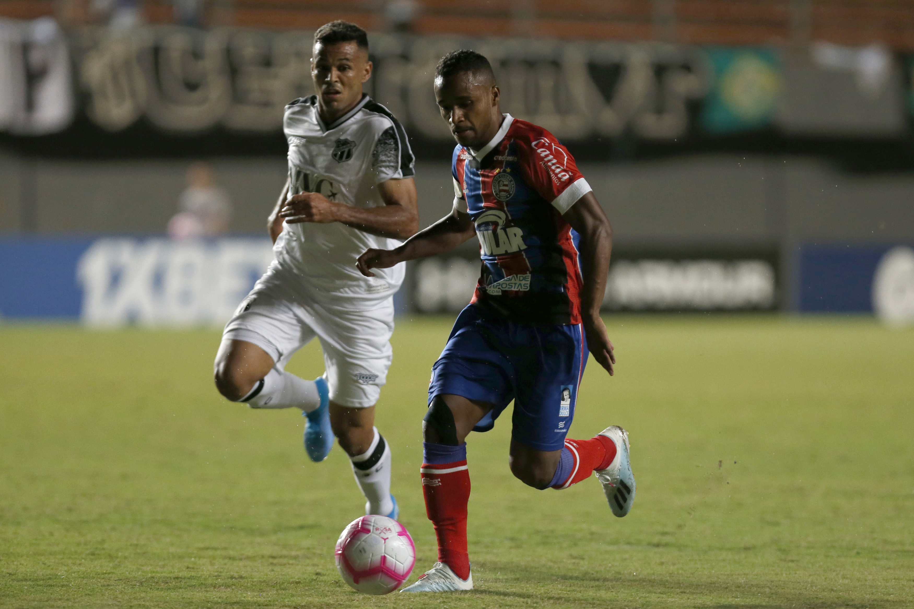 Ceará vira nos acréscimos sobre o Bahia e sai do Z4 do Brasileirão