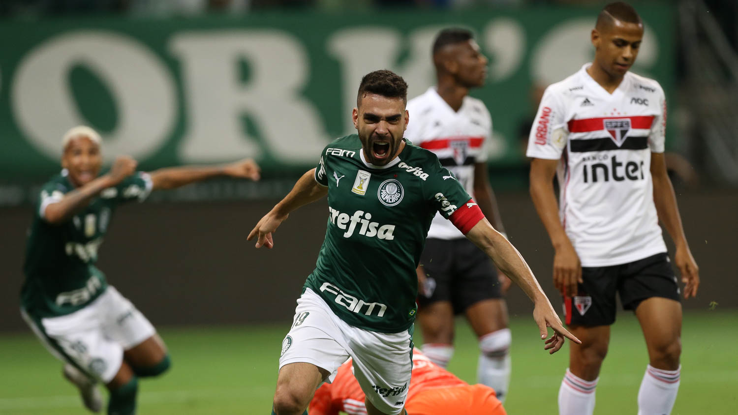 Palmeiras bate ‘freguês’ São Paulo e seca Fla para reduzir vantagem