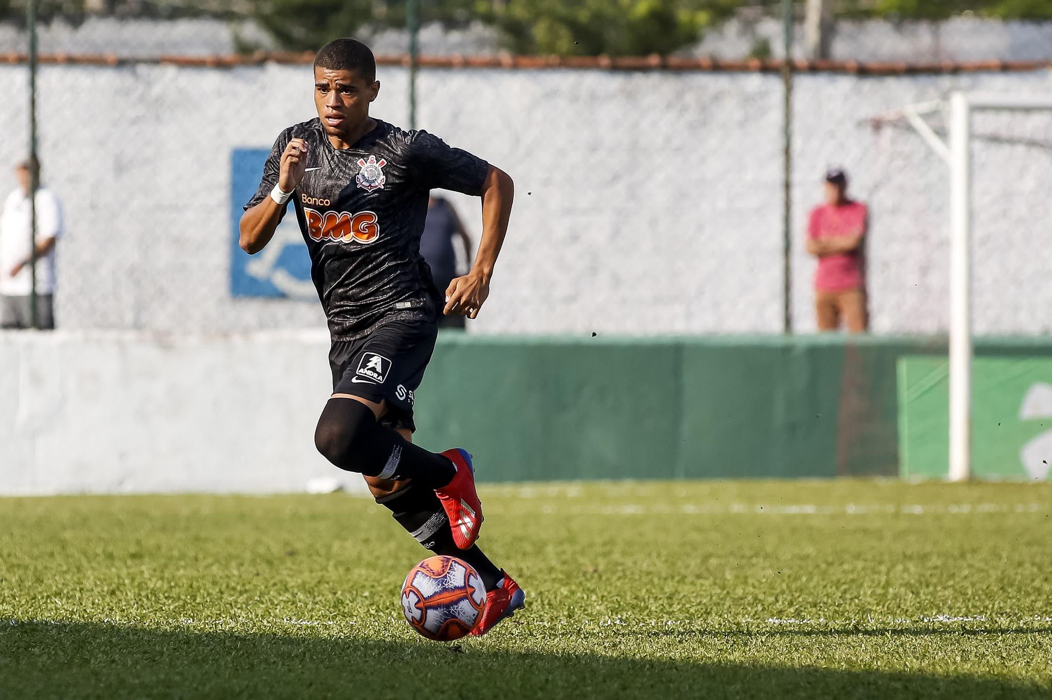 Lesão de Michel Macedo pode abrir vaga para jovens da base no Corinthians