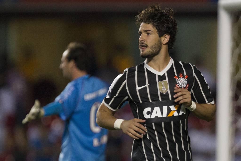 Há 7 anos, Corinthians eliminava São Paulo com pênalti de Pato e ...
