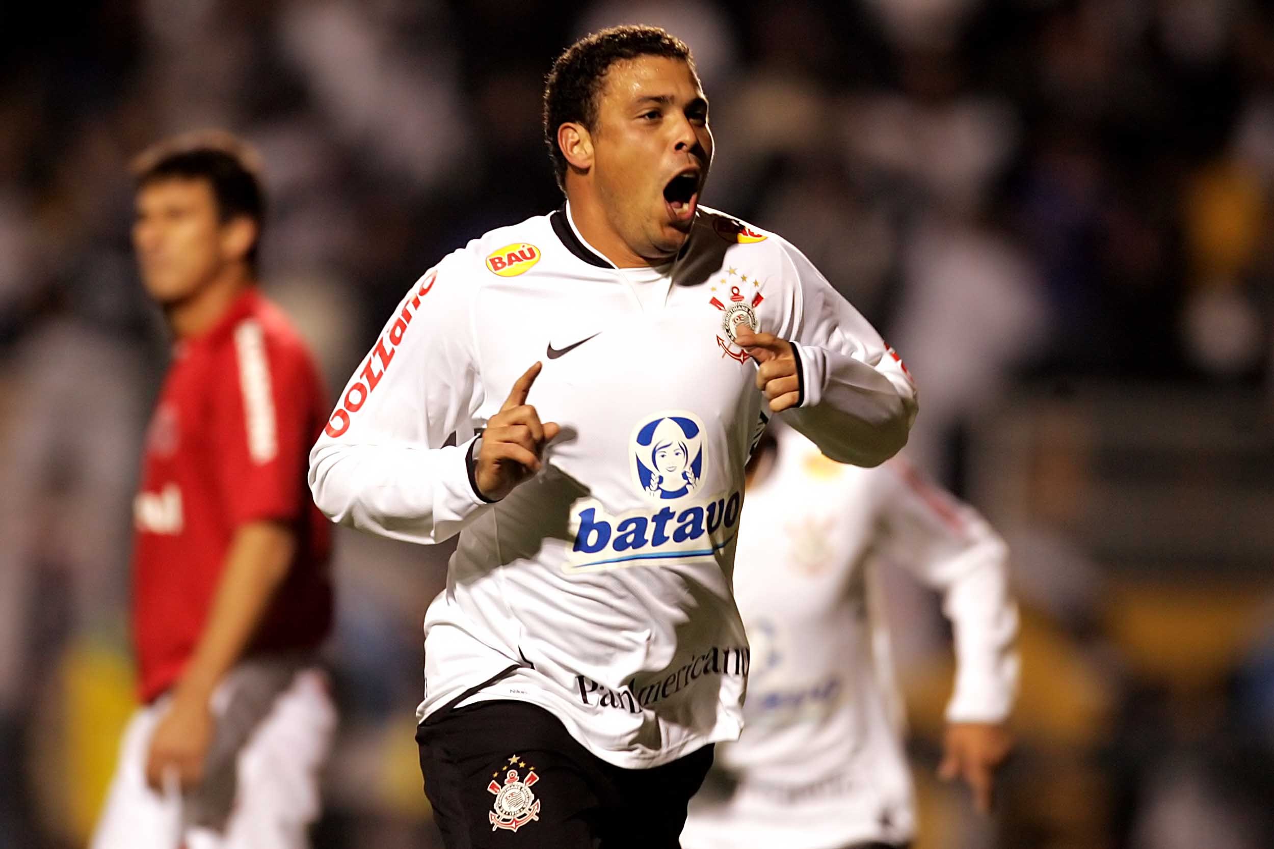 FOI HISTÓRICO! Relembre a chegada de Ronaldo Fenômeno ao Corinthians!