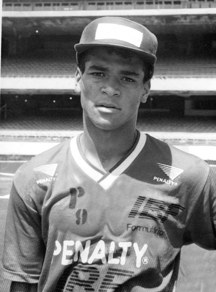 Cafu marcou um belo gol na vitória sobre o Santos por 1 a 0, na primeira fase do Campeonato Paulista de 1993.