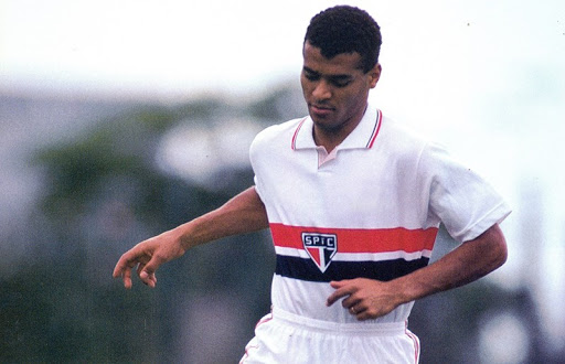 Na final do Mundial de 1993, o São Paulo venceu o Milan por 3 a 2 e contou com uma bela atuação de Cafu. O lateral-direito deu a assistência para Palhinha marcar o primeiro gol do jogo.