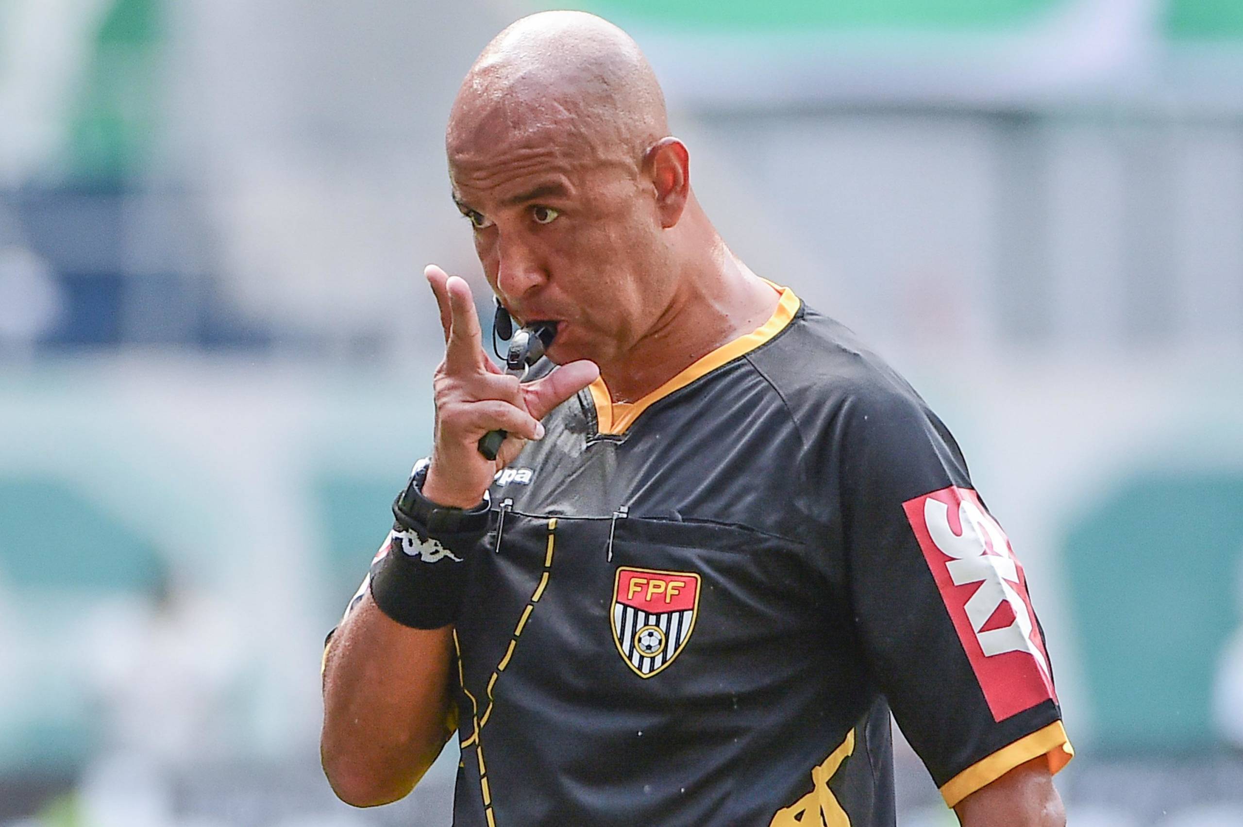 Nos acréscimos e sem impedimento. Marcelo Aparecido apitou polêmica final do Paulista 2018 (Foto: Acervo/Gazeta Press)