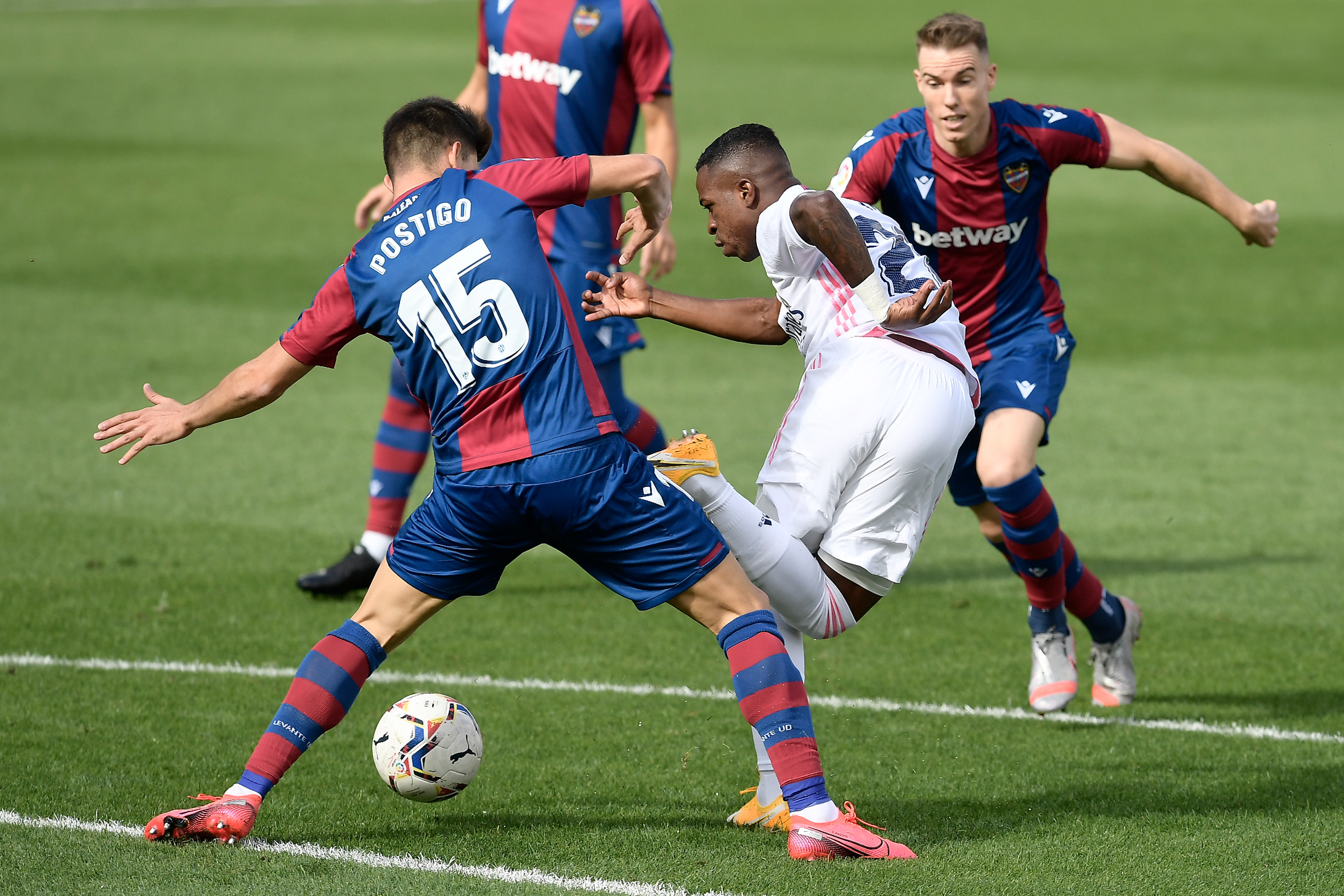 Veja as fotos do duelo entre Levante e Real Madrid pela La Liga ...