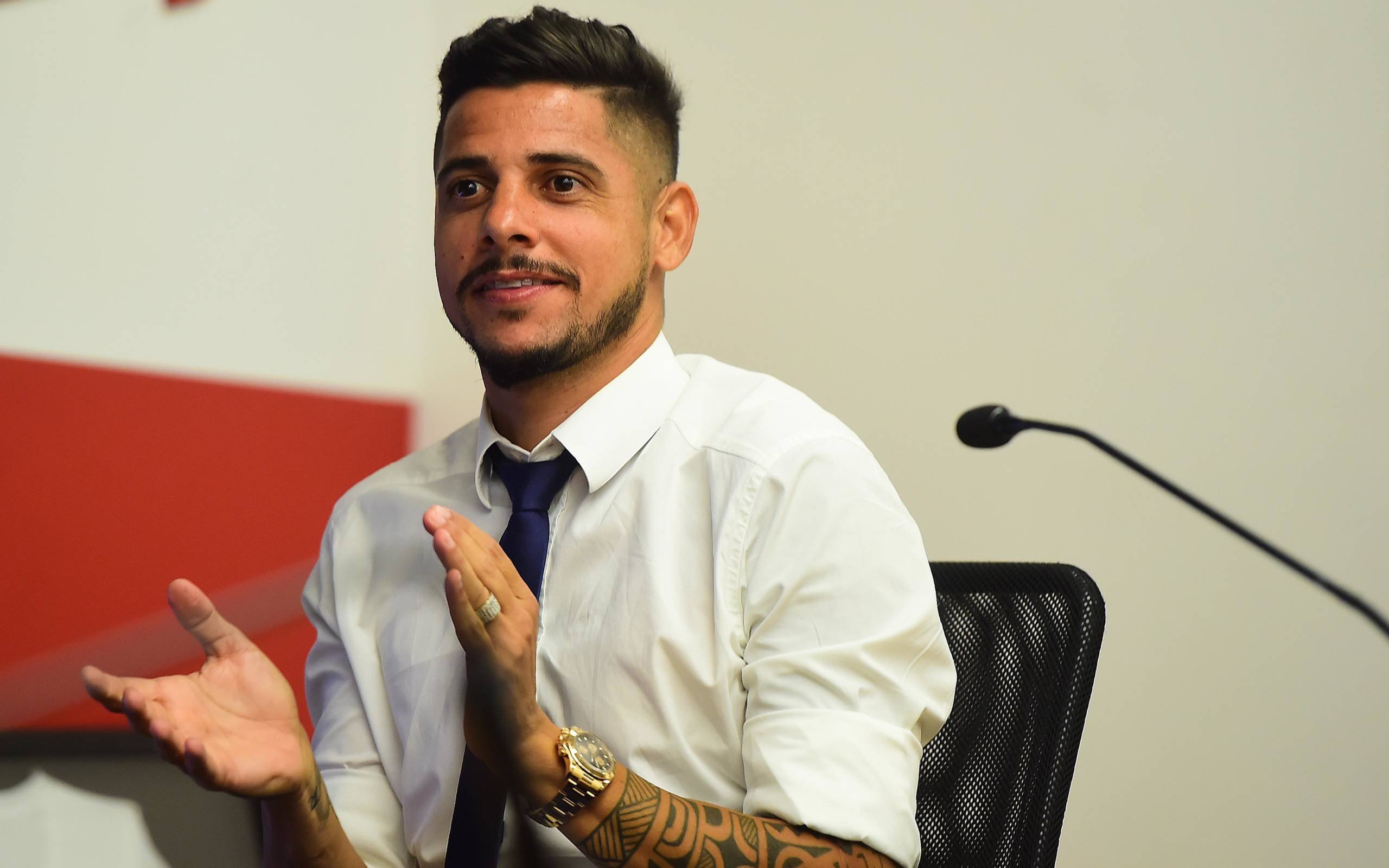 Cicinho sugere entrega estratégica para eliminar Corinthians em clássico decisivo.