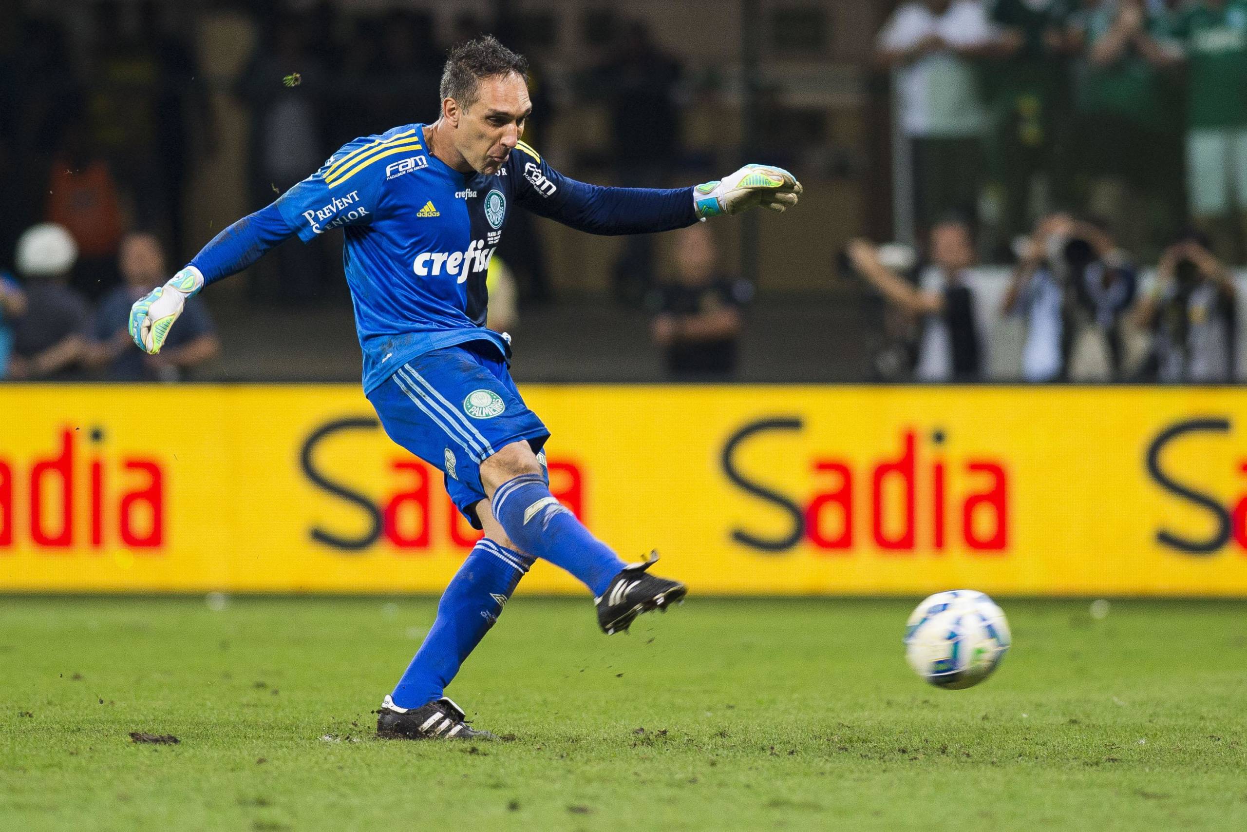 Gol de goleiro. (Foto: Daniel Vorley/Agif/Gazeta Press)