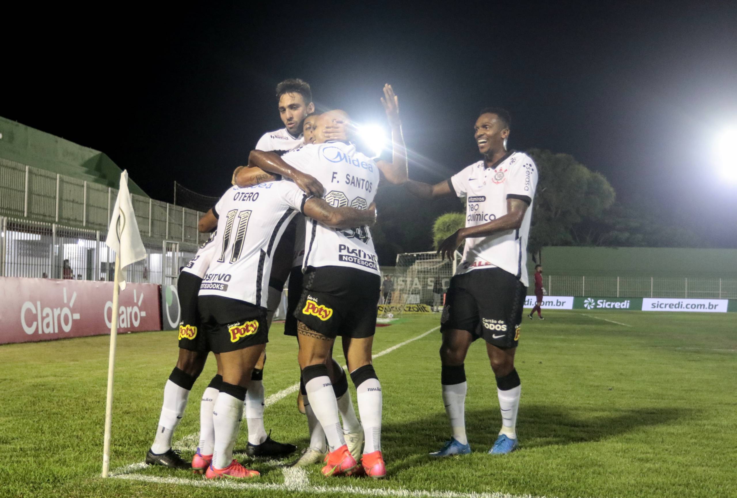 Corinthians sofre, mas vence nos pênaltis e avança na Copa do Brasil