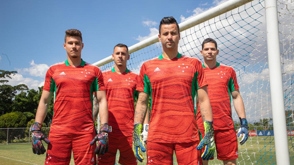 Conheça os novos uniformes para goleiro de Flamengo, Inter e Cruzeiro ...