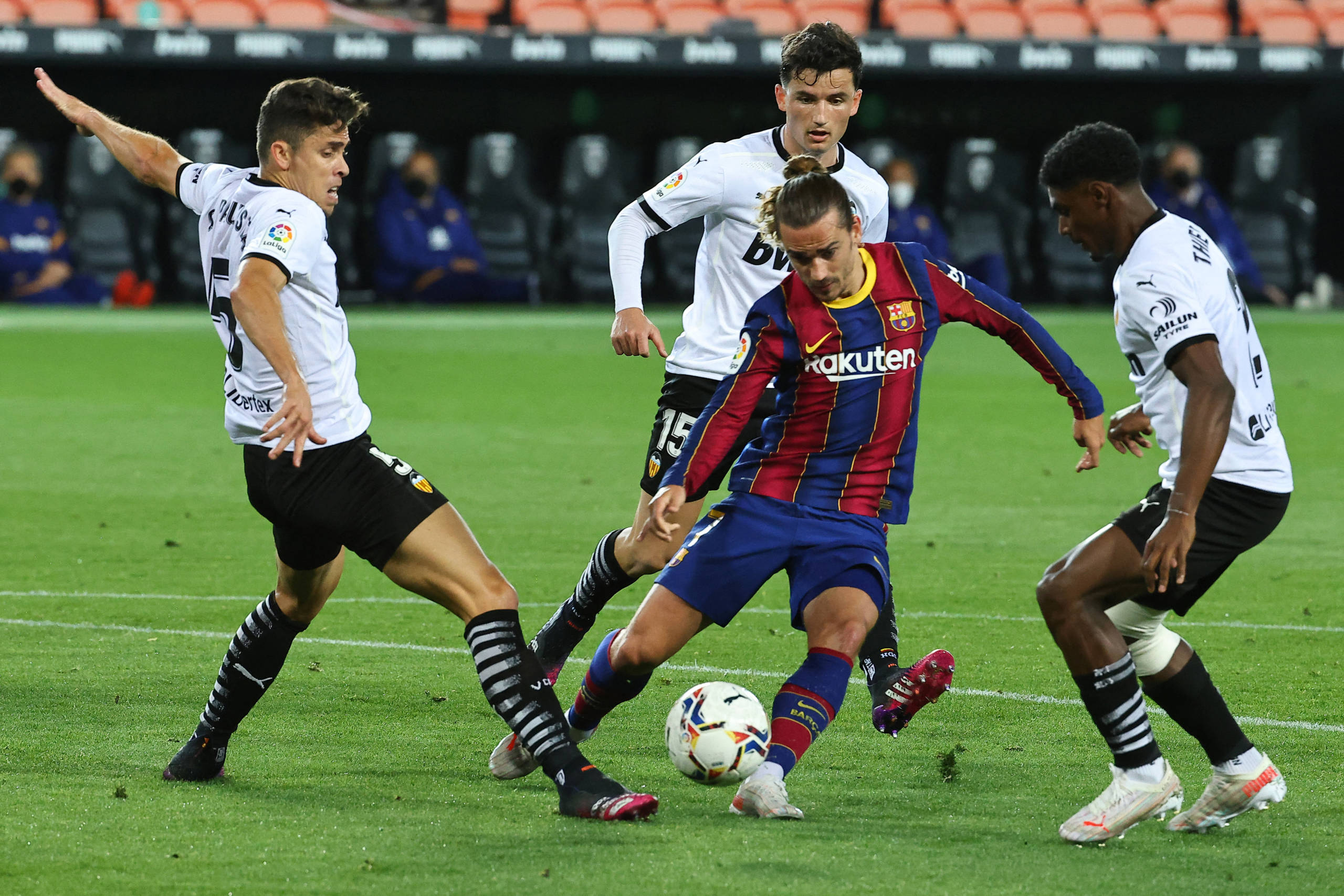 Confira imagens de Valencia x Barcelona pelo Campeonato Espanhol ...
