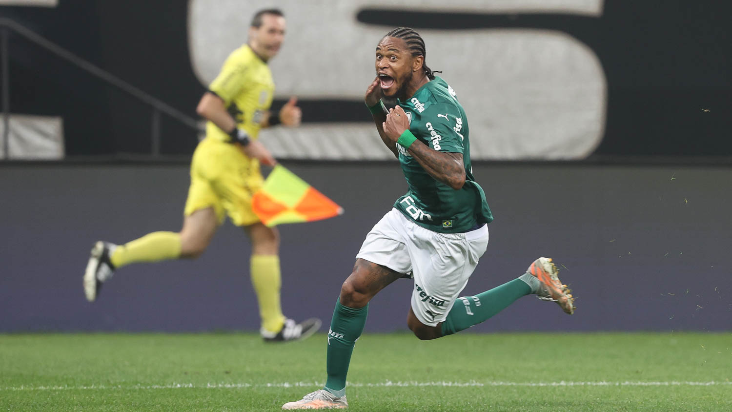 Completando dois anos de Palmeiras, Luiz Adriano se declara ao clube em rede social