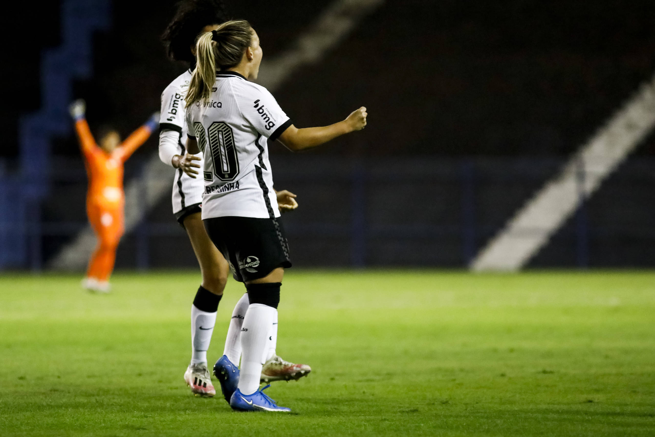 Corinthians vence Flamengo fora de casa e segue na ponta do Brasileiro ...