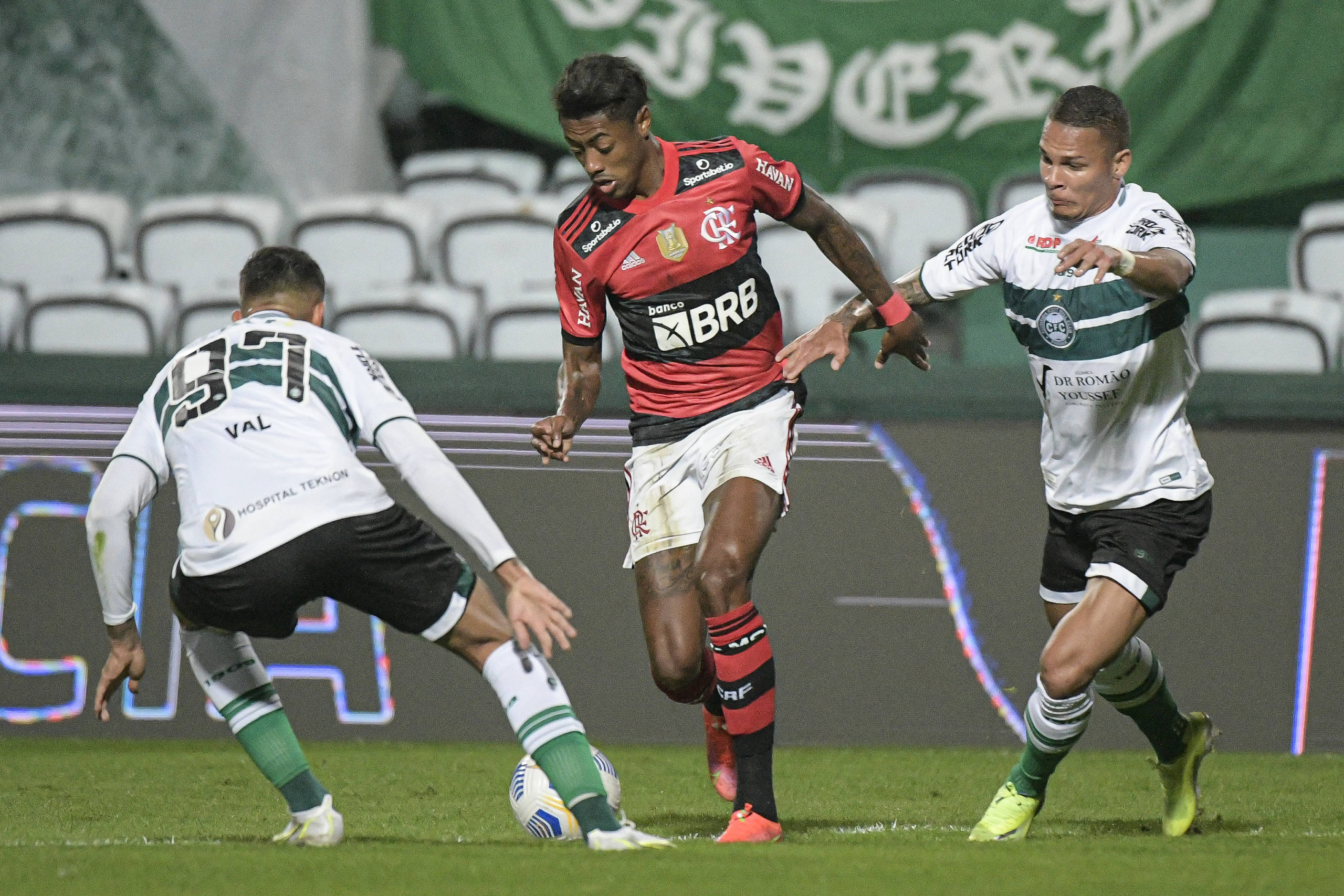 Veja fotos do duelo de ida entre Coritiba e Flamengo pela Copa do ...