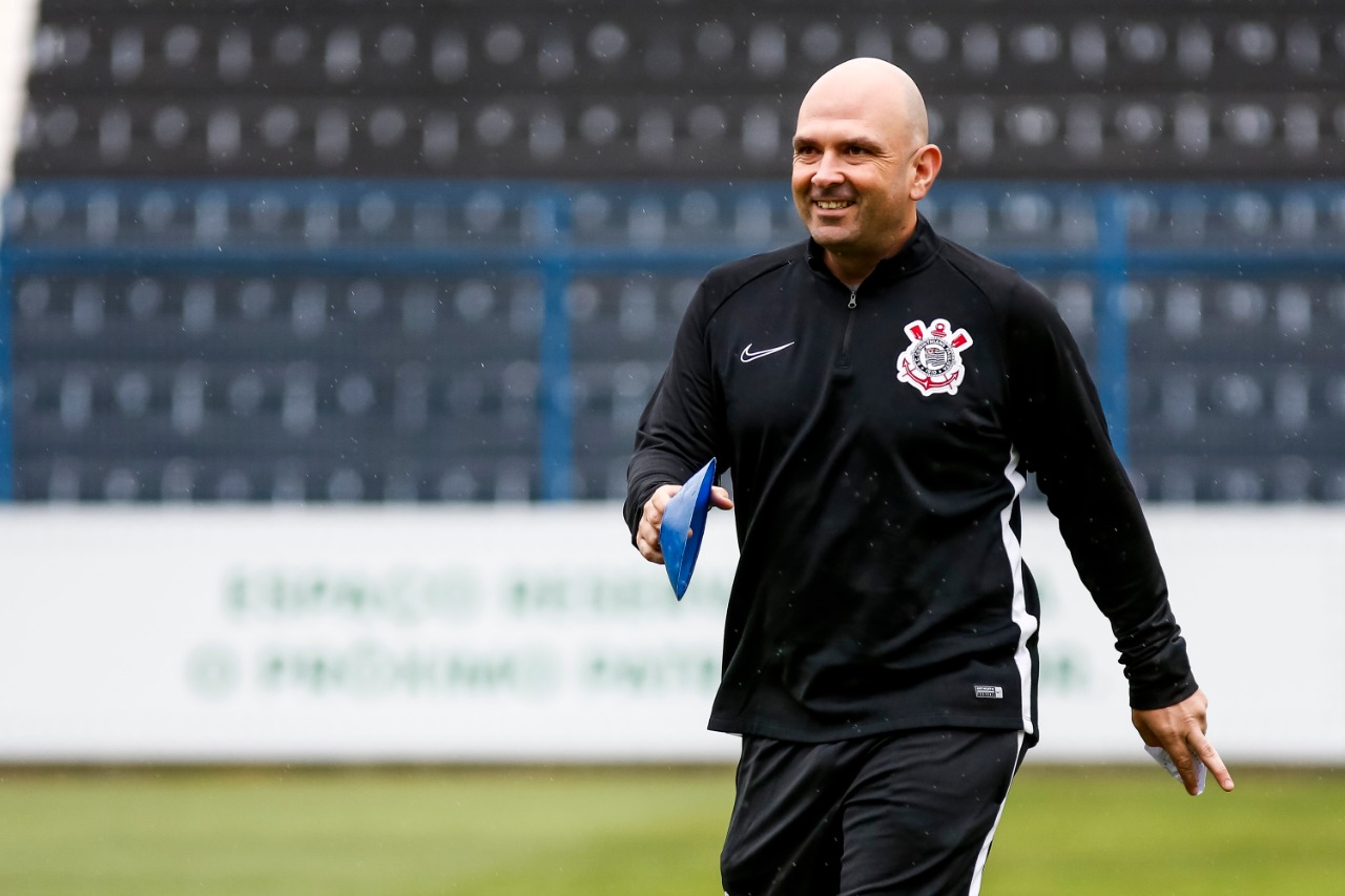 Carlos Leiria, extreinador da base do Corinthians, elogia jovens
