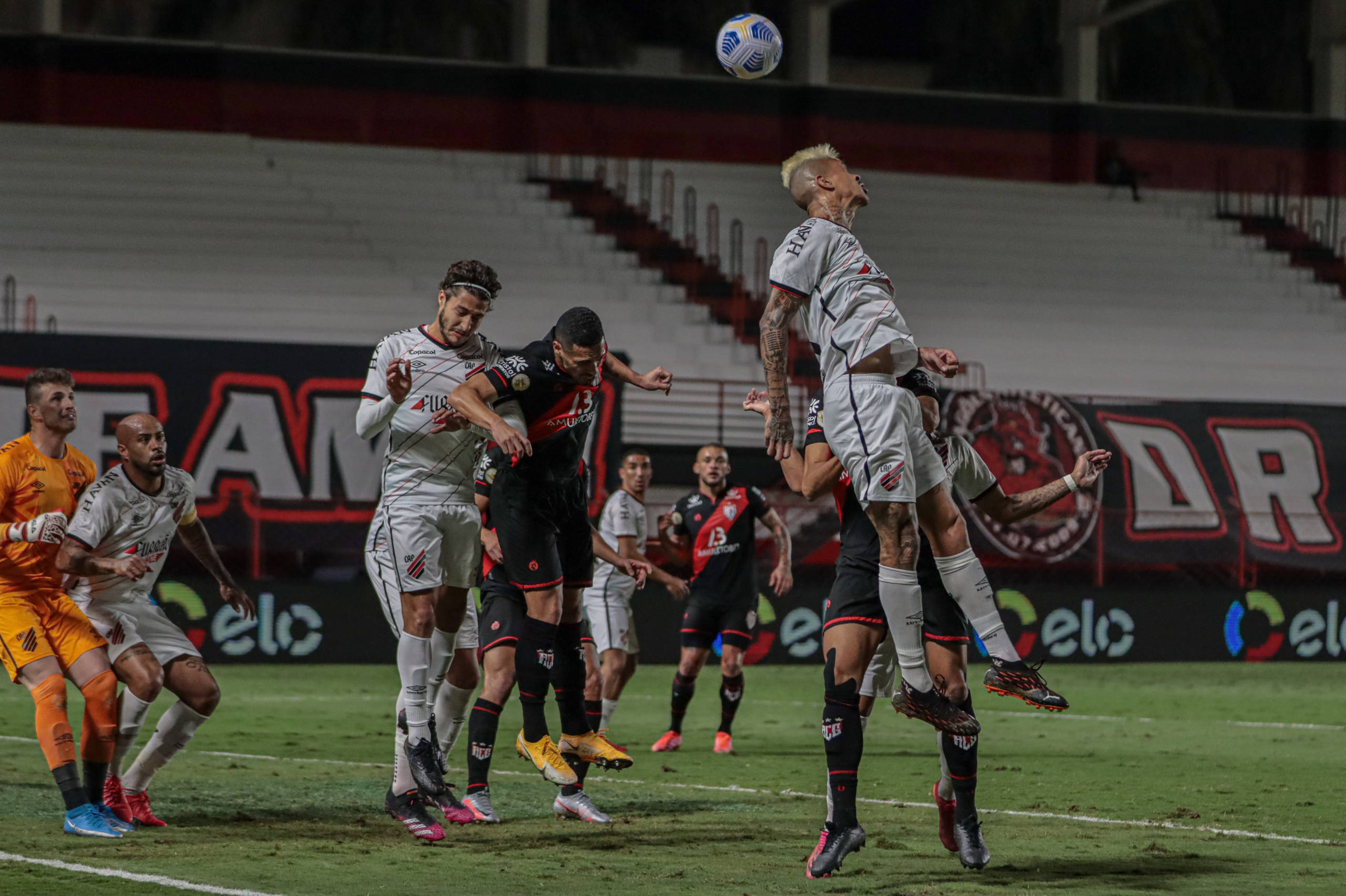 Confira as fotos de Atlético-GO x Athletico-PR pela Copa do Brasil ...