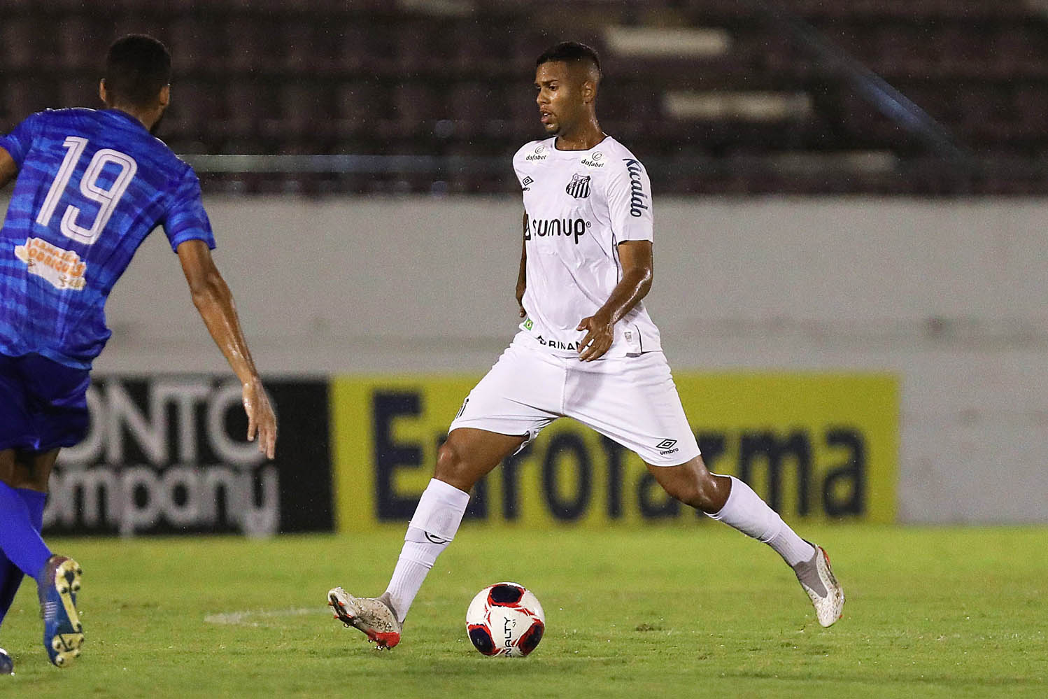 Ed Carlos fala sobre bom momento e enaltece atuações do Santos na