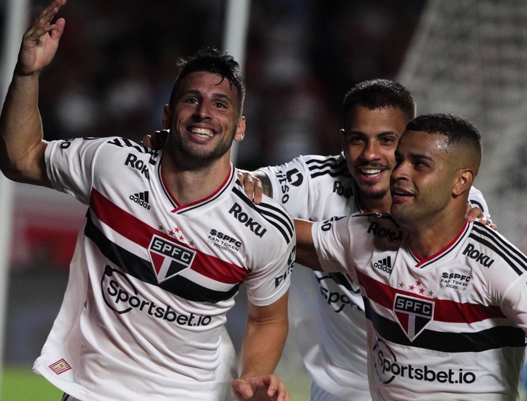 SP - Sao Paulo - 03/30/2022 - PAULISTA 2022, SAO PAULO X PALMEIRAS - Sao  Paulo player Calleri celebrates his goal with players from his team during  a match against Palmeiras at