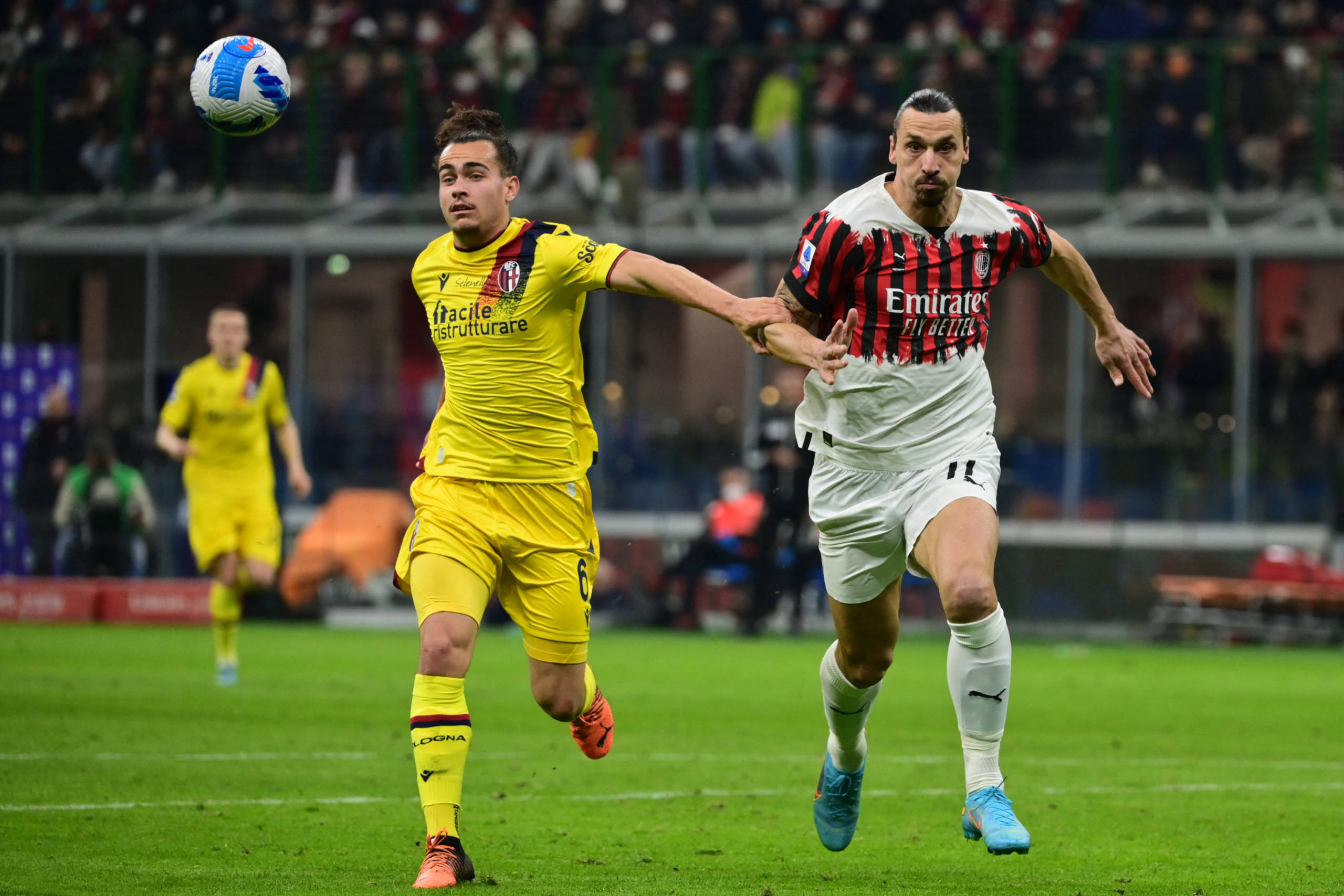Milan empata com Bologna mas retoma liderança isolada do Italiano