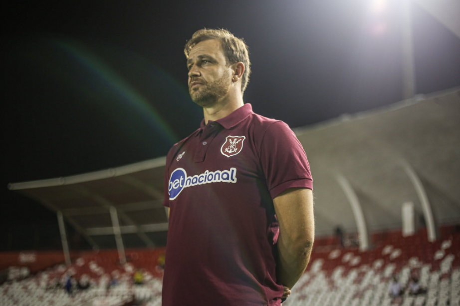 Náutico anuncia saída do técnico Felipe Conceição após 13 jogos