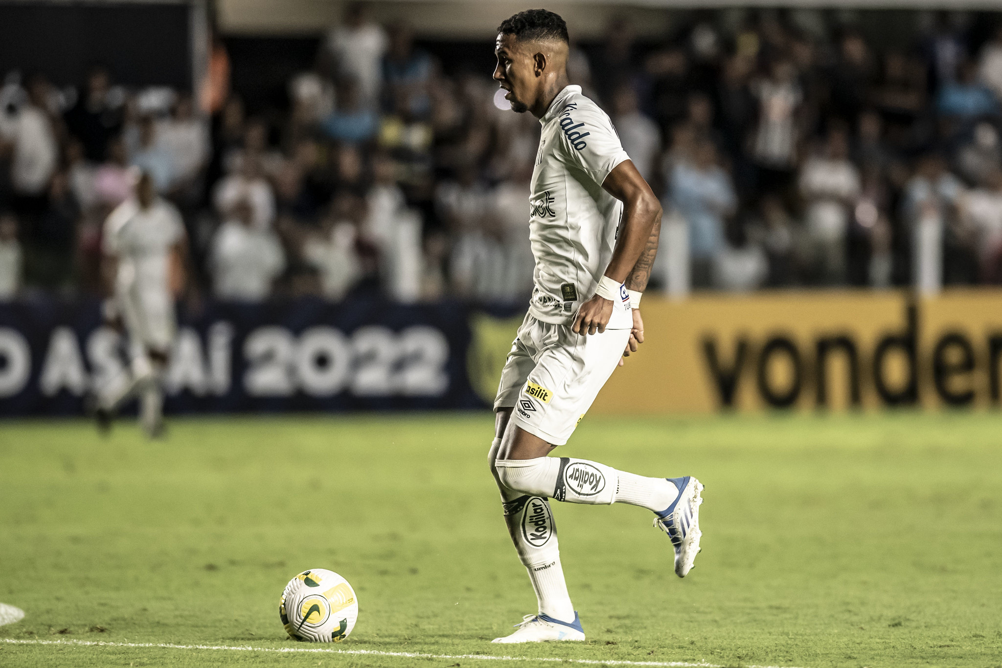 Rwan celebra primeiro jogo como titular no Santos e imagina confronto