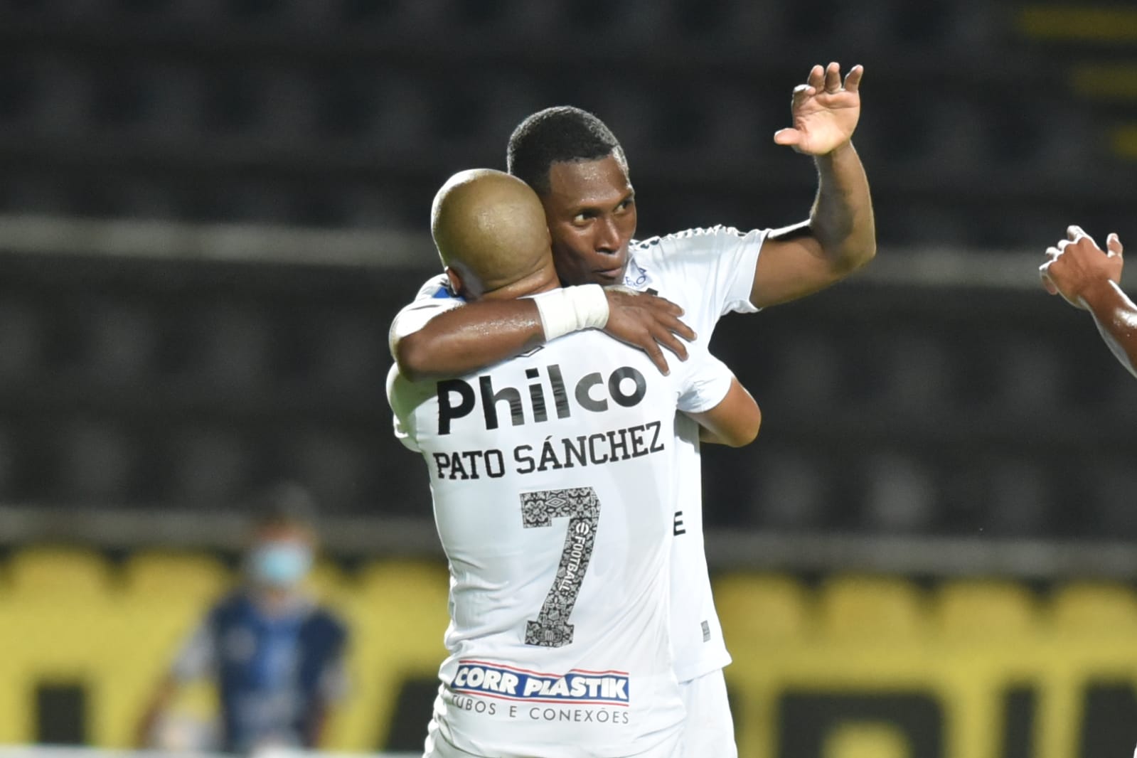 Santos marca no fim e busca empate com Táchira em jogo de ida das
